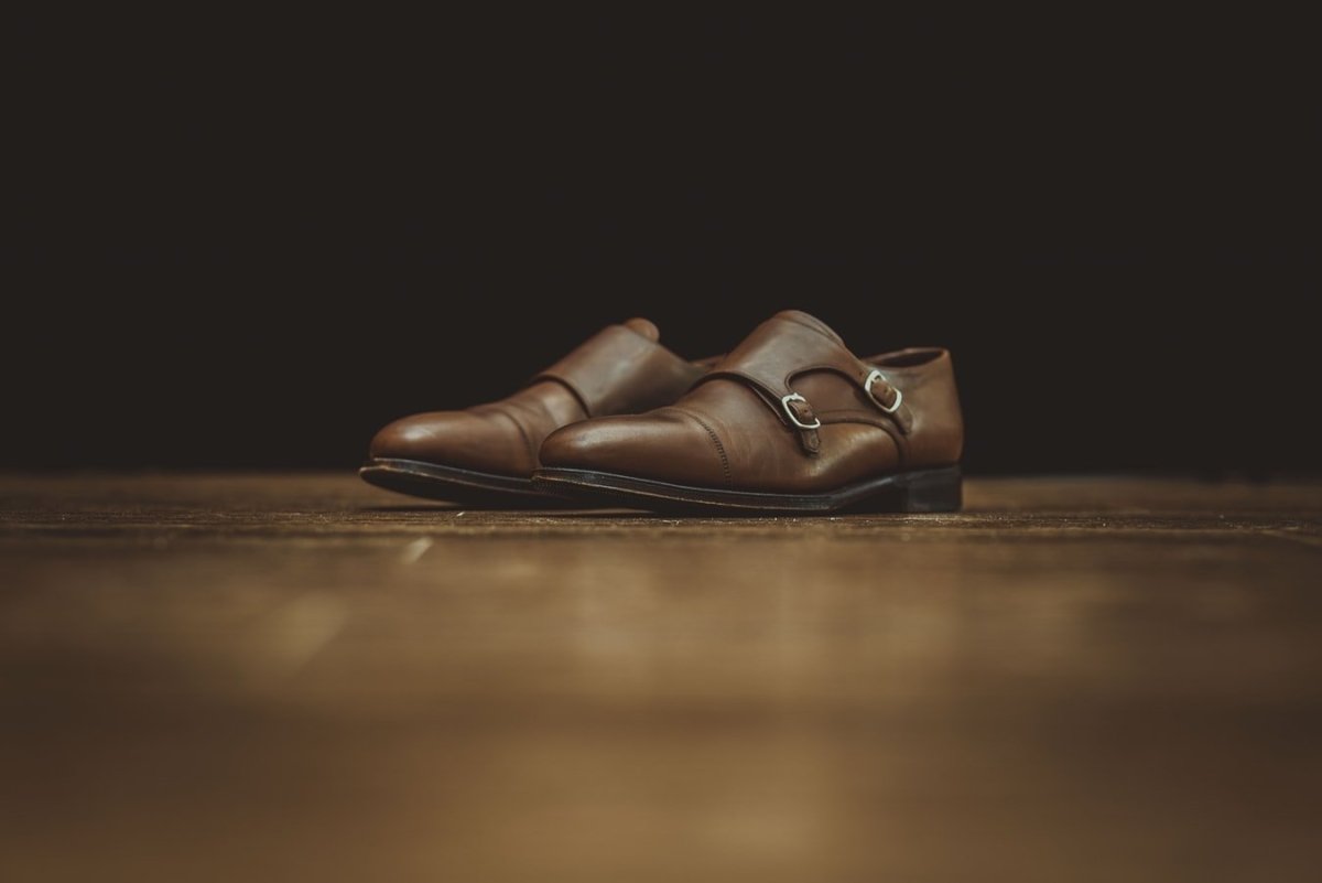 Why do men's dress shoes have heels? - OAKA